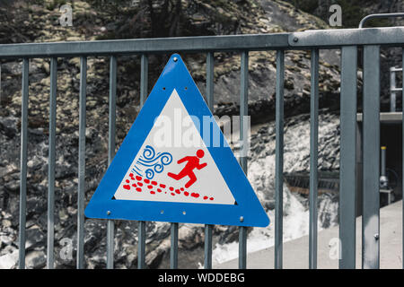 Warnschild gegen Sturzfluten Stockfoto