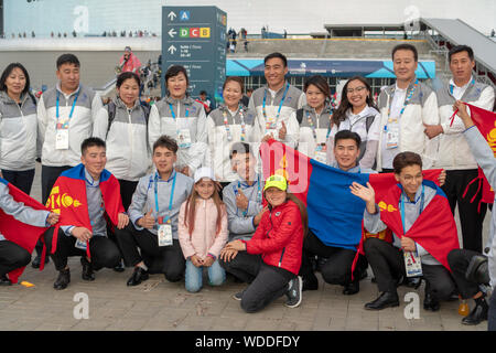 Russland, Kazan - 27. August 2019: eine Gruppe von Teilnehmern der Meisterschaft aus der Mongolei mit russischen Fans in der Fan Zone während der WorldSkills Kazan 201 Stockfoto