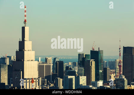 Eine Ansicht von NTT Docomo Yoyogi Gebäude und Wolkenkratzer wie aus dem Metropolitan Regierungsgebäude in der Innenstadt von Tokio gesehen. Stockfoto