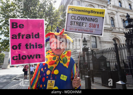 London, Großbritannien. 29. August 2019. Ein anti-Brexit Mitkämpfer gekleidet wie Boris Johnson als Clown Proteste vor Downing Street am Tag nach Boris Johnson, Premierminister Großbritanniens, kündigte die Absicht auszusetzen, Parlament, unter den Mechanismus der Vertagung, um seinen Brexit Pläne zu verfeinern. Credit: Stephen Chung/Alamy leben Nachrichten Stockfoto