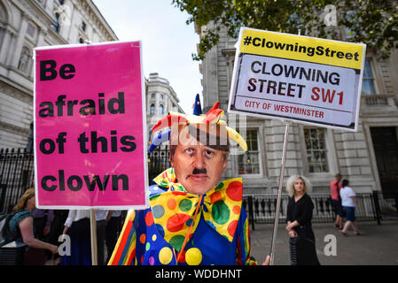 London, Großbritannien. 29. August 2019. Ein anti-Brexit Mitkämpfer gekleidet wie Boris Johnson als Clown Proteste vor Downing Street am Tag nach Boris Johnson, Premierminister Großbritanniens, kündigte die Absicht auszusetzen, Parlament, unter den Mechanismus der Vertagung, um seinen Brexit Pläne zu verfeinern. Credit: Stephen Chung/Alamy leben Nachrichten Stockfoto