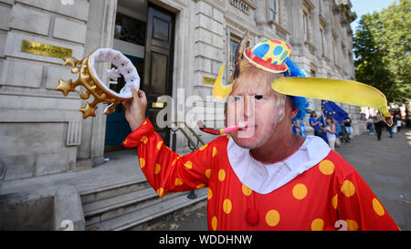 London, Großbritannien. 29. August 2019. Ein anti-Brexit Mitkämpfer gekleidet wie Boris Johnson als Clown Proteste außerhalb Cabinet Office am Tag nach Boris Johnson, Premierminister Großbritanniens, kündigte die Absicht auszusetzen, Parlament, unter den Mechanismus der Vertagung, um seinen Brexit Pläne zu verfeinern. Credit: Stephen Chung/Alamy leben Nachrichten Stockfoto