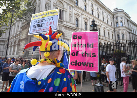 London, Großbritannien. 29. August 2019. Ein anti-Brexit Mitkämpfer gekleidet wie Boris Johnson als Clown Proteste vor Downing Street am Tag nach Boris Johnson, Premierminister Großbritanniens, kündigte die Absicht auszusetzen, Parlament, unter den Mechanismus der Vertagung, um seinen Brexit Pläne zu verfeinern. Credit: Stephen Chung/Alamy leben Nachrichten Stockfoto