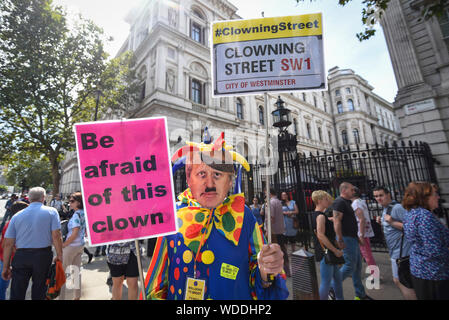 London, Großbritannien. 29. August 2019. Ein anti-Brexit Mitkämpfer gekleidet wie Boris Johnson als Clown Proteste vor Downing Street am Tag nach Boris Johnson, Premierminister Großbritanniens, kündigte die Absicht auszusetzen, Parlament, unter den Mechanismus der Vertagung, um seinen Brexit Pläne zu verfeinern. Credit: Stephen Chung/Alamy leben Nachrichten Stockfoto