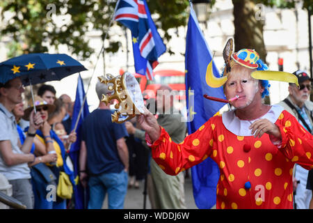 London, Großbritannien. 29. August 2019. Ein anti-Brexit Mitkämpfer gekleidet wie Boris Johnson als Clown Proteste außerhalb Cabinet Office am Tag nach Boris Johnson, Premierminister Großbritanniens, kündigte die Absicht auszusetzen, Parlament, unter den Mechanismus der Vertagung, um seinen Brexit Pläne zu verfeinern. Credit: Stephen Chung/Alamy leben Nachrichten Stockfoto