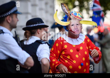 London, Großbritannien. 29. August 2019. Ein anti-Brexit Mitkämpfer gekleidet wie Boris Johnson als Clown Proteste außerhalb Cabinet Office am Tag nach Boris Johnson, Premierminister Großbritanniens, kündigte die Absicht auszusetzen, Parlament, unter den Mechanismus der Vertagung, um seinen Brexit Pläne zu verfeinern. Credit: Stephen Chung/Alamy leben Nachrichten Stockfoto