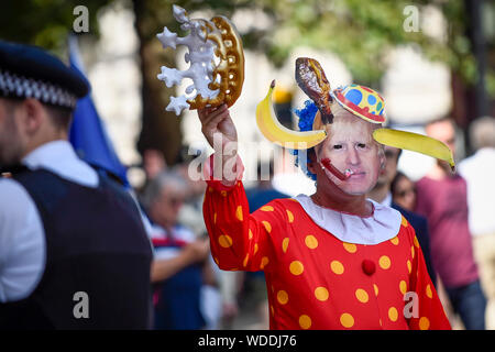 London, Großbritannien. 29. August 2019. Ein anti-Brexit Mitkämpfer gekleidet wie Boris Johnson als Clown Proteste außerhalb Cabinet Office am Tag nach Boris Johnson, Premierminister Großbritanniens, kündigte die Absicht auszusetzen, Parlament, unter den Mechanismus der Vertagung, um seinen Brexit Pläne zu verfeinern. Credit: Stephen Chung/Alamy leben Nachrichten Stockfoto