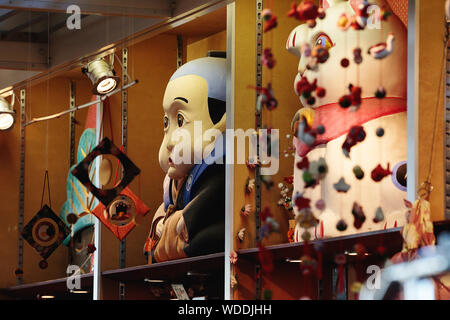 Kurbel Trunk Shop an der Tokyo Metropolitan Government Building in Shinjuku district. Stockfoto