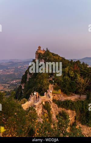 Sonnenuntergang in San Marino mit Blick auf den zweiten Turm, der Republik San Marino Stockfoto