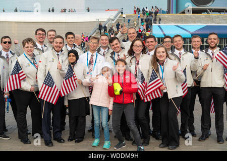 Russland, Kazan - 27. August 2019: eine Gruppe von Teilnehmern der Meisterschaft aus Amerika mit russischen Fans in der Fan Zone während der WorldSkills Kazan 2019 Stockfoto
