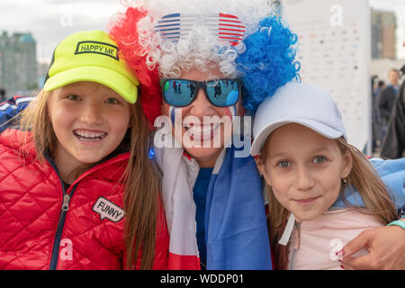 Russland, Kazan - 27. August 2019: Nahaufnahme Porträt eines lächelnden Fans: Zwei adorable Russischen weißen Zicklein Mädchen und Frau mit bemaltem Gesicht in den Farben Stockfoto