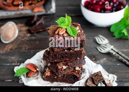 Schokolade und Kaffee Brownie mit Cherry und Pecan Stockfoto