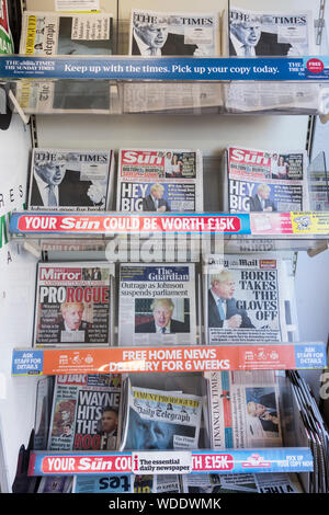 Die Titelseiten der britischen Zeitung Reaktion auf den britischen Premierminister Boris Johnson, die Zustimmung des Parlaments Stockfoto