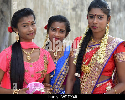 Drei kostümierte malaysischen Inder jugendlich Mädchen für die Kamera posieren während Thaipusam. Stockfoto