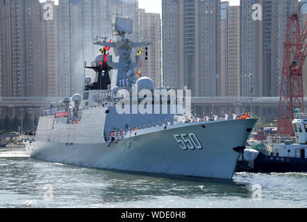 (190829) - Qingdao, Aug 29, 2019 (Xinhua) - fregatte Weifang Blätter von einem Hafen in Qingdao, in der ostchinesischen Provinz Shandong, Aug 29., 2019. Die 33 Flotte aus der chinesischen Volksbefreiungsarmee (PLA) Marine am Donnerstag links der Hafenstadt Qingdao in der ostchinesischen Provinz Shandong für den Golf von Aden escort zivile Schiffe. (Xinhua/Li Ziheng) Stockfoto