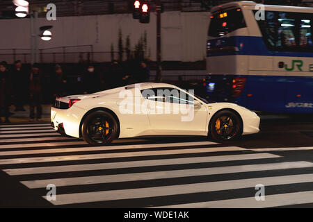 Eine weiße 458 Ferrari Sportwagen im Zentrum von Tokyo Street. Stockfoto