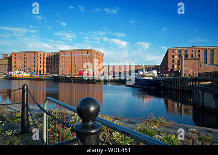 Über Canning Dock in Richtung Merseyside Maritime Museum und Tate Liverpool in der Royal Albert Dock komplex Liverpool UK. Stockfoto