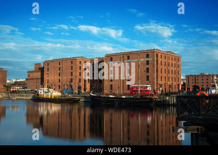 Über Canning Dock in Richtung Merseyside Maritime Museum im Royal Albert Dock komplex Liverpool UK. Stockfoto