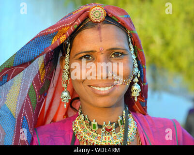 Schönen indischen Rajasthani Zigeunerin in der traditionellen Kleidung und Schmuck, Lächeln für die Kamera. Stockfoto