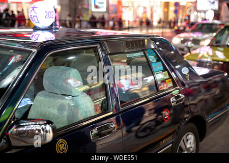 Night Shot eines japanischen Taxi auf den Straßen von Tokio. Stockfoto