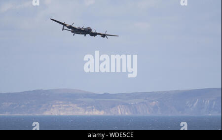 Ein Lancaster Bomber, Teil der Schlacht um England Memorial Flight, führt für die Massen an Tag eins der Bournemouth Air Festival 2019 am ersten Tag des Bournemouth Air Festival 2019. Stockfoto