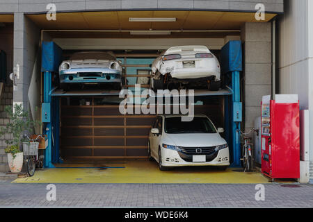 Tokyo street Garage mit wrecked Sports Cars. Stockfoto