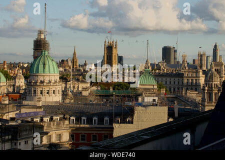 London, Großbritannien, 31. Juli, 2019 Blick über die Dächer von Westminster und das viele Regierungsgebäude des Staates, die Westminster Abbey, das Parlament und die vict Stockfoto