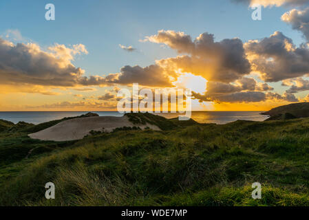 Sonnenuntergang am Süßwasser-West Beach, Wales. Mit Blick über die Dünen zum Strand. Stockfoto