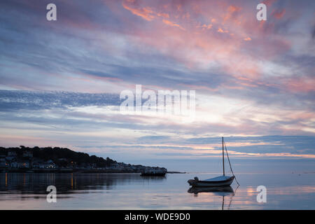 Ein Boot in ruhigen Meer an Instow, North Devon, an einem ruhigen Abend Stockfoto