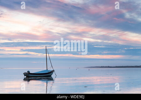 Ein Boot in ruhigen Meer an Instow, North Devon, an einem ruhigen Abend Stockfoto