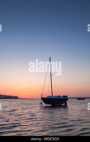 Eine Yacht an instow Beach, North Devon bei Sonnenuntergang. Stockfoto