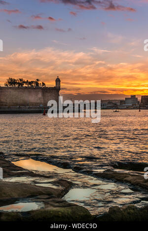 Valletta, Malta in der Abenddämmerung über dem Hafen von Vittoria gesehen. Stockfoto