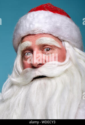 Close-up Weihnachten Gesicht portrait von russiad Santa Claus Ded Moroz mit weit geöffneten Augen an Kamera suchen, die in der Überraschung. Weißhaariger älterer Mann mit Wh Stockfoto