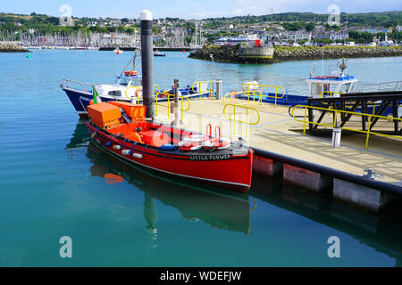 HOWTH, Irland - 27 May 2019 - Bunte Segel- und Fischerboote in Howth, einem Fischerdorf und Vorort von Dublin, Hauptstadt von Irland. Stockfoto