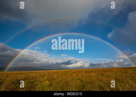 Doppelter Regenbogen über Bentham moor Yorkshire. Stockfoto