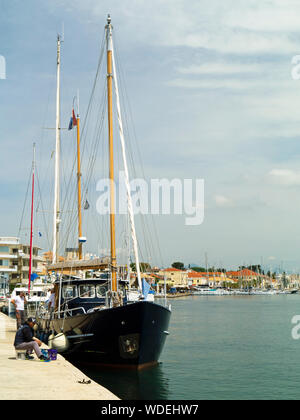 Yachtcharter auf der Stadt Quay, Preveza, Epirus, Griechenland, Europa Stockfoto