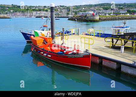 HOWTH, Irland - 27 May 2019 - Bunte Segel- und Fischerboote in Howth, einem Fischerdorf und Vorort von Dublin, Hauptstadt von Irland. Stockfoto