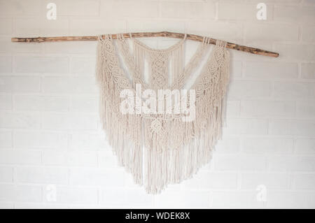 Handgefertigte macrame Wandbild an der Wand hängen Stockfoto