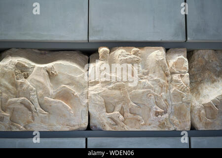 Skulpturen aus dem Parthenon, zusammen mit plastercasts von denen, die noch in das British Museum, der Elgin Marbles, auf Anzeige in der Akropolis Museum Stockfoto