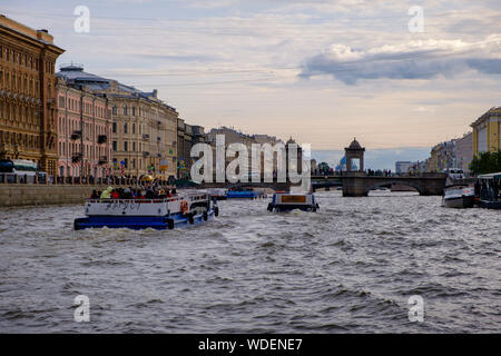 ST. PETERSBURG, Russland - 4. AUGUST 2019: omonosov Brücke über den Fluss Fontanka Stockfoto