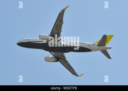 Saigon, Vietnam - Feb 25, 2019. V8-RBX Royal Brunei Airlines Airbus A320 nehmen - weg vom Flughafen Tan Son Nhat (SGN) in Saigon, Vietnam. Stockfoto