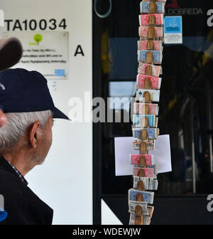 Athen, Griechenland - 11.Oktober 2018. Verkauf von Lotterielosen auf Straße in Athen, Griechenland. Athen ist eine globale Stadt und eines der größten Wirtschaftszentren in Stockfoto