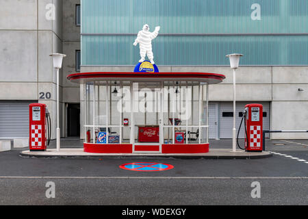 Eine wunderschön erhaltene Art Deco/modernistischen Tankstelle im Ostend von Frankfurt am Main. Offensichtlich ist dies eine Replik, aber immer noch atemberaubend! Stockfoto