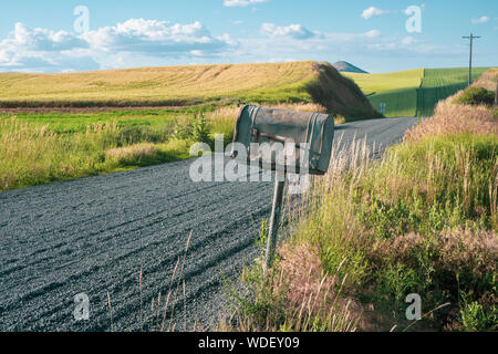 Alten, verlassenen Postfach durch die Seite eines Schmutz über einen unbefestigten Feldweg in der Palouse des östlichen Staat Washington verrostet Stockfoto