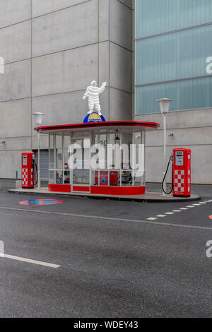 Eine wunderschön erhaltene Art Deco/modernistischen Tankstelle im Ostend von Frankfurt am Main. Offensichtlich ist dies eine Replik, aber immer noch atemberaubend! Stockfoto