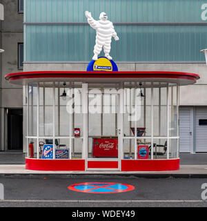 Eine wunderschön erhaltene Art Deco/modernistischen Tankstelle im Ostend von Frankfurt am Main. Offensichtlich ist dies eine Replik, aber immer noch atemberaubend! Stockfoto