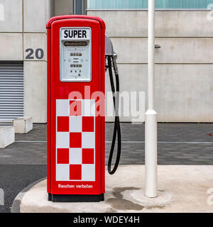 Eine wunderschön erhaltene Art Deco/modernistischen Tankstelle im Ostend von Frankfurt am Main. Offensichtlich ist dies eine Replik, aber immer noch atemberaubend! Stockfoto