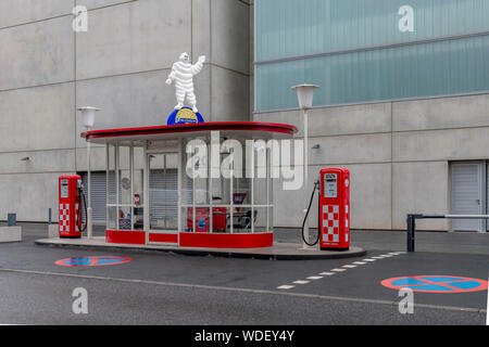 Eine wunderschön erhaltene Art Deco/modernistischen Tankstelle im Ostend von Frankfurt am Main. Offensichtlich ist dies eine Replik, aber immer noch atemberaubend! Stockfoto