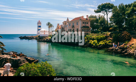 Cascais, Lissabon, Portugal - 29 August, 2019: Blick auf Santa Marta Leuchtturm und das Stadtmuseum von Cascais, Portugal mit Touristen Stockfoto