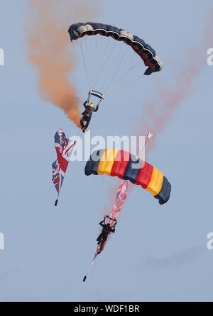 Mitglieder des Tiger Freefall Fallschirm Display Team führt für die Massen an Tag eins der Bournemouth Air Festival 2019. Stockfoto